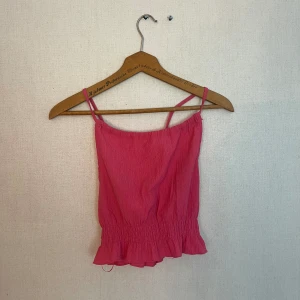Rosa topp - Säljer denna snygga Rosa topp med halvöppen rygg. Den är endast använd ett fåtal gånger så i bra skick!  Hör av dig om du har någon fråga!💗