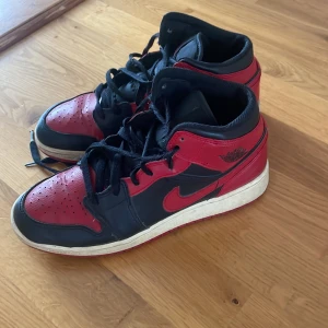 Jordan air mid röd - Säljer mina röda mid jordans pga att dem blivit försmå! Mycket använda därav lite defekter men väldigt bra skick fortfarande. Köpte här på Plick förut. 