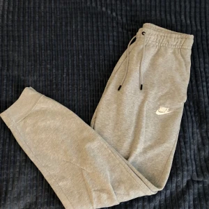 Nike mjukisbyxor  - Säljer mina jätte sköna Nike mjukisbyxor för att de inte kommer till användning. Jätte fint skick och är är använda ett fåtal gånger! Pris kan diskuteras. Nyköpt runt 600kr. Hör av er om ni har frågor❤️