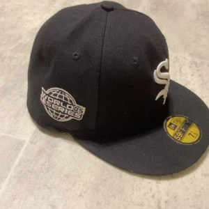 59 fifty keps - Keps för bra pris * Nyskick, använde inte då den va för liten för mig  * storlek 7, alltså 55,8 cm Priset går att diskutera vid snabb affär 