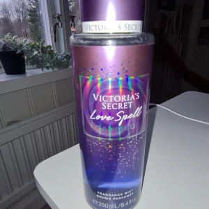 Victoria secret parfym - Victoria secret - Love spell candied Bara gjort ett doftprov.