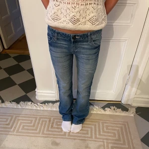 Lågmidjade bootcut jeans - Säljer dessa sjukt snygga lågmidjade bootcut jeansen i en jätte fin blå färg! Jätte fina detaljer på fickorna, sjukt fin pass form också 💗midjemått: 38-39 cm, innerbenslängden: 79-80 cm, benöppningen: 23 cm, grenhöjden: 19 cm. 💗