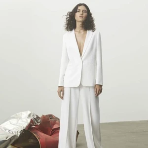 Vit kostym - Säljer nu denna fantastiska kostym från Filippa K. Endast använd en gång kvällen innan mitt bröllop.   Byxor i stlk XS, midjemått 70 cm. Kavaj i stlk M, sitter då lite oz på mig som på bilden, är vanligtvis en stlk S.