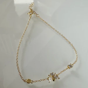 Armband - Silver och stenar gnistrar härligt i detta underbara armband. Du får ett tidlöst armband att bära både till vardag och fest. Armbandet är i 14K guldpläterat sterling silver och alla stenarna är elegant satta för hand på armbandets ovansida. 