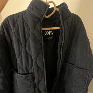 Quiltad Vårjacka från Zara - Superfin vårjacka från Zara som tyvärr är lite för liten för mig. Köpt för 859kr och säljer för 400! Skriv för fler bilder!💕