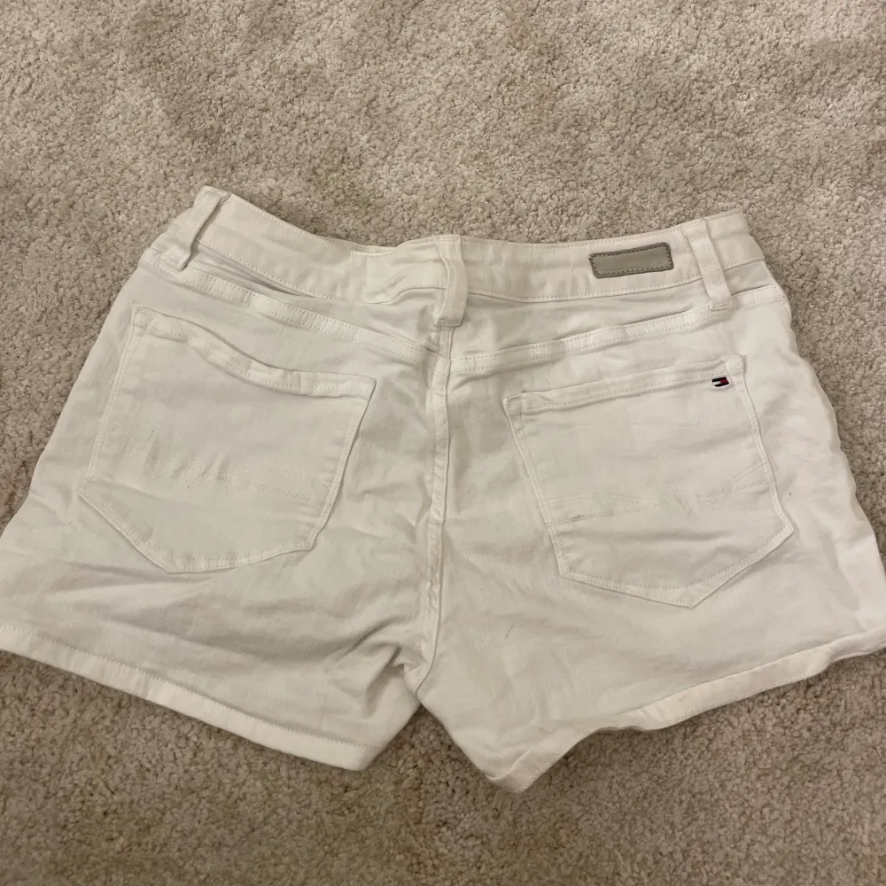 Säljer mina Tommy Hilfiger shorts. Använt 2-3 gånger, bra skick och är i storlek S.. Shorts.