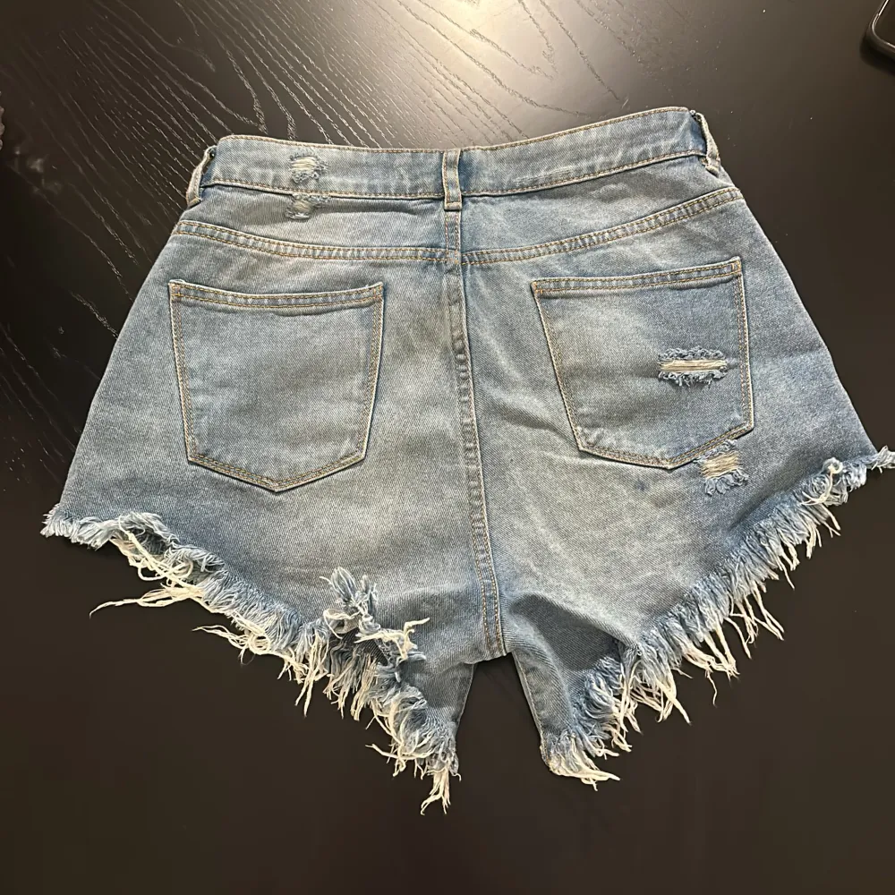 Säljer dessa fräcka jeansshorts, dom är högmidjade och aldrig använda.  Storlek M men passar även dig som har stl S.  Dom sitter som en smäck!  . Shorts.