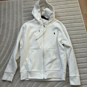 Ralph lauren zip - Den är i väldigt fint skick nästan ny då jag bara har haft den ett par gånger.