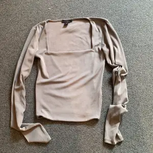 En jättefin långärmad tröja! Jag älskar denna men har bara använt en eller två gånger. Är från AMISU.  Sann i storleken med, köp nu!❤️‍🔥😘
