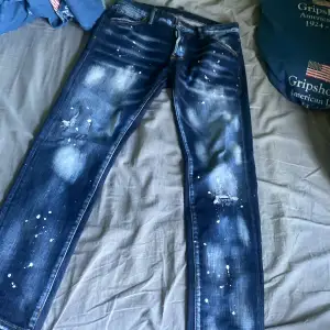Säljer mina DSQUARED2 jeans, dem är använda fåtal gånger bara och är i Ny skick. Jävligt feta och passar till det mesta. Storlek: W 29 L 32  
