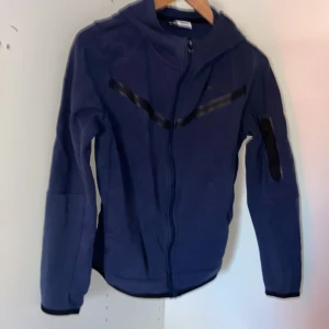Nike tech fleece - Denna Nike tech är köpt på jd 2022 använd 5 gånger inga fläckar storlek xs. Denna Nike tech flech fleece är ganska rare eftersom d inte säljs i butik längre.Om man vill köpa tröjan separat så är det 800 och om man vill köpa byxorna så är det 750 