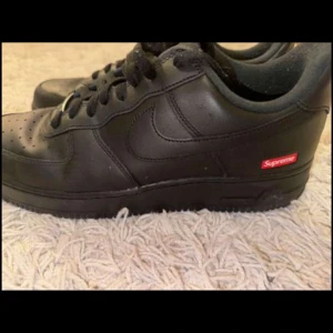 Nike air force (Supreme) - Nike air force köpta i USA och har använts 3-4 gånger bara. Säljer för att dom aldrig kommer till användning. Storlek: 44.5 Pris: 800kr  Pris kan diskuteras