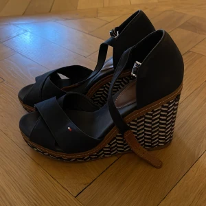 Tommy Hilfiger kilklack  - I nyskick men använder inte längre 