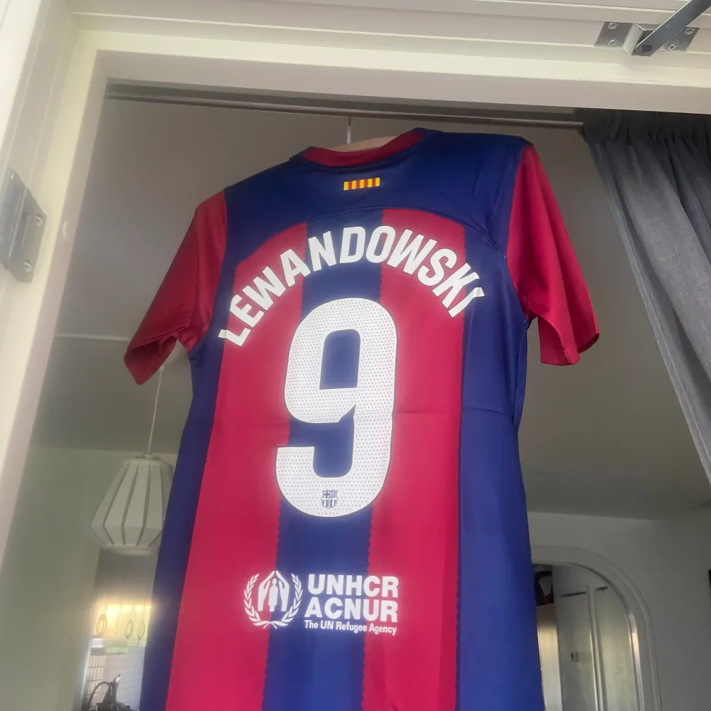 Säljer min Lewandowski fotbollströja. Har använt några få gånger, det är bra kvalitet och i nyskick. Säljer för att den är lite stor för mig.. T-shirts.