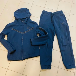 Nike teech fleece - Nike teech fleece set mörkblå, storlek L (147-158) 