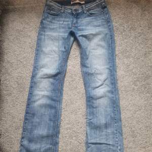 Lågmidjade vintage jeans från only. Ser helt nya ut! Passar storlek S. Lite flare/utsvängda i modellen längst ner. 