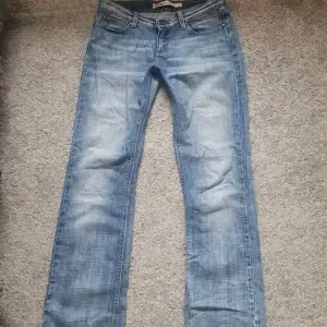 Lågmidjade vintage jeans från only. Ser helt nya ut! Passar storlek S. Lite flare/utsvängda i modellen längst ner. 