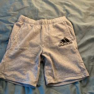 Ett par fina Adidas shorts utan fläckar, fint skick. Grå Storlek 164