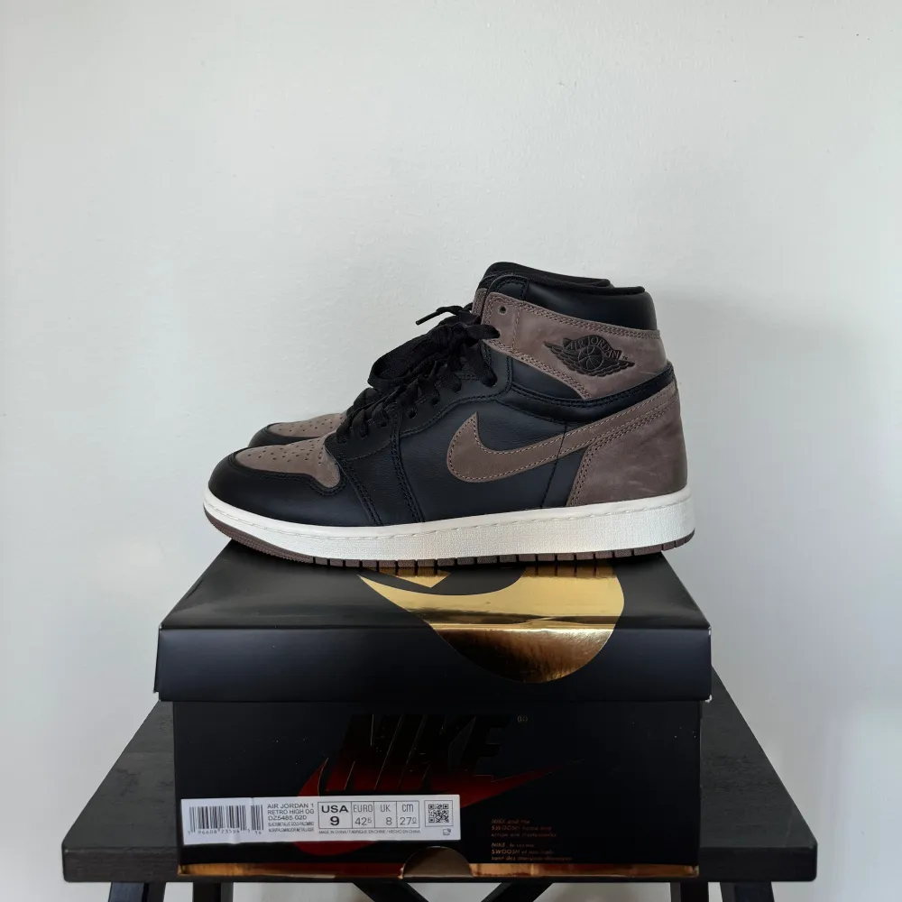 Ett par Nike Air Jordan 1 Palamino i storlek 42.5 (US 9/UK 8) i nyskick. Använda 1 gång. Köpta på Sneakersnstuff. Skor.