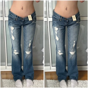 Lågmidjade Bootcut jeans  - helt nya lågmidjade jeans från abercrombie&fitch storlek 2r vilket jag skulle säga motsvarar en S. innerbenslängd:80 midjemått:38 x2. Köp sker via köp nu och jag postar inom 24h