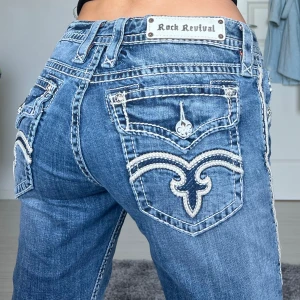 Rock revival jeans - midjemått: 39cm rakt över, innerbenslängd: 80cm 💗 