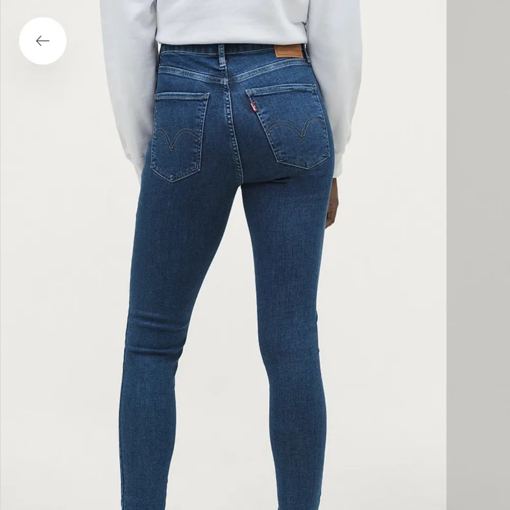 Använda 1 gång . Säljer mina jätte fina Levis jeans så jag inte kan ha de längre . 🌸. Jeans & Byxor.