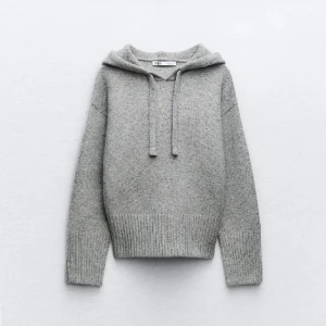 Stickad hoodie - Köpte i höstas men har inte riktigt kommit till användning. Är storlek M men passar också S
