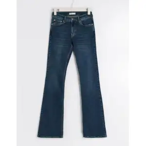 Säljer mina jättefina lite mörkare blå jeans från ginatricot💕 de är i tall så passar bra på mig som är ca 174cm 
