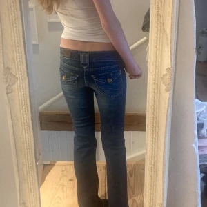 Säljer dessa jättesnygga lågmidjade lee jeans💕 - Köpte från sellpy men dom är tyvärr för små😕lite sönder vid fickan men inget som märks❤️storlek oklart men förra ägaren skrev st 25 men tror det är st 24💗Midjemåttet 34, innerbenslängden 77cm🥰