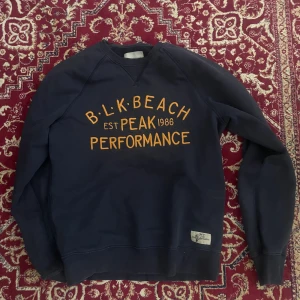 Stilren sweater från peak performance  - M men kan passa en S beroende på önskad passform. Bra skick, skriv om du vill ha fler bilder.  Orginalpris: ish 1200kr Mitt pris: 300