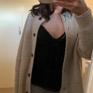 Stickad kofta - Jättefin stickad kofta från Nelly, använd fåtal gånger. Säljer då den inte kommer till användning. Nypris 699kr. Köpare står för frakt.