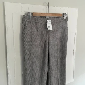 Slacks  - Nya slacks/kostymbyxor. Fint veckade och har fickor fram. Supersnygga men har tyvärr aldrig kommit till användning och nu är de för små. Nypris 299 kr 💓
