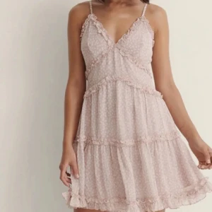 Klänning  - Ljusrosa klänning, perfekt nu till sommaren💕 Super fint skick då jag endast använt den 1 gång! Hör av dig vid egna bilder😍