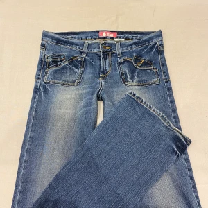 lågmidjade bootcut jeans från gamla H&M😍 - midja 40 rakt över plus stretch o innerben 85 cm (syr upp på maskin gratis vid behov😌) ja e 169 o xs för referens