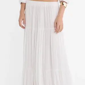 jag säljer min långa vita kjol från stradivarius då den inte kommer till användning! Den är helt oanvänd och jag är 170 ish 💕
