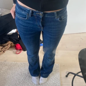 Lågmidjade jeans - Mörkare blå lågmidjade jeans från zara! Jag är 160!