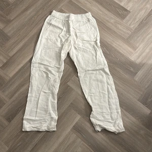 Linnebyxor  - Nu säljer jag mina linnebyxor från kapphal som tyvärr har blivit för små, dom är i nyskick och använda ca 2 gånger💗 jag säljer för 300kr då jag köpte dom för 499kr, det är bra att höra av sig vi funderingar eller vill ha fler bilder💗