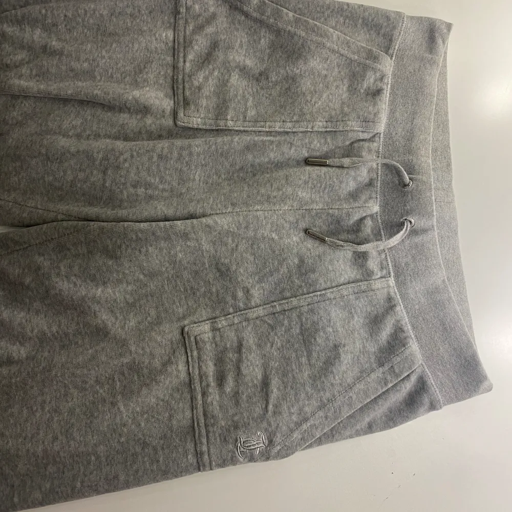 Säljer mina gråa Juicy Coutore byxor i storlek S då de inte kommer till användning. Byxorna är i jättebra skick och endast använda ett par gånger! 💗. Jeans & Byxor.