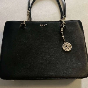 DKNY väska - använt några gånger men tröttnade på den snabbt. Jättefin svart väska som passar till alla tillfällen! Nypris i butiker 3000kr. Om ni vill ha fler bilder kan jag skicka i chatten! 