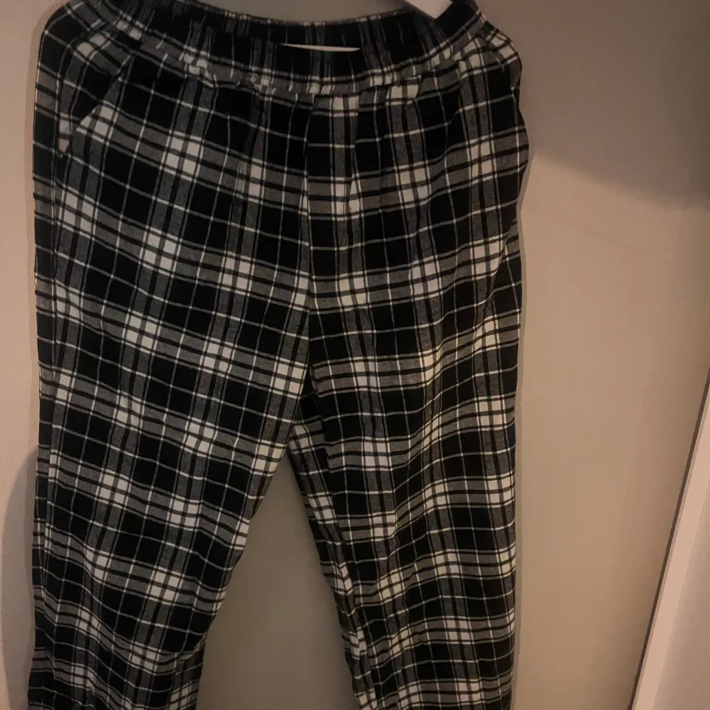 Nypris: 499 Aldrig använda, säljes pga för små och lämnades aldrig tillbaka  Rutiga pyjamasbyxor, svarta från madlady. Längd: Regular  Storlek: Medium . Jeans & Byxor.