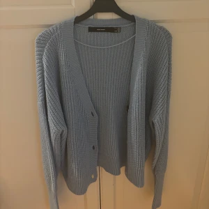 Blå stickad kofta - En blå stickad kofta i bra skick. Använd få gånger då jag inte så ofta använder färger. Storlek S