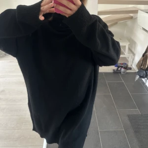 Svart poloklänning - Svart stickad klänning från h&m❣️