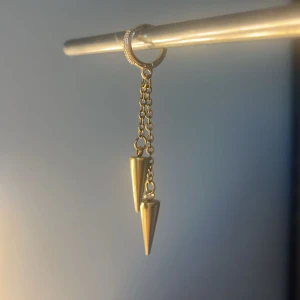 Dubble chain - Guldiga örhängen med glitter på själva örhänget, finns i silver, FÅR INTE KOMMA I KONTAKT MED VATTEN, det går också att köpa ett örhänge istället för ett par och det är såklart billigare❤️