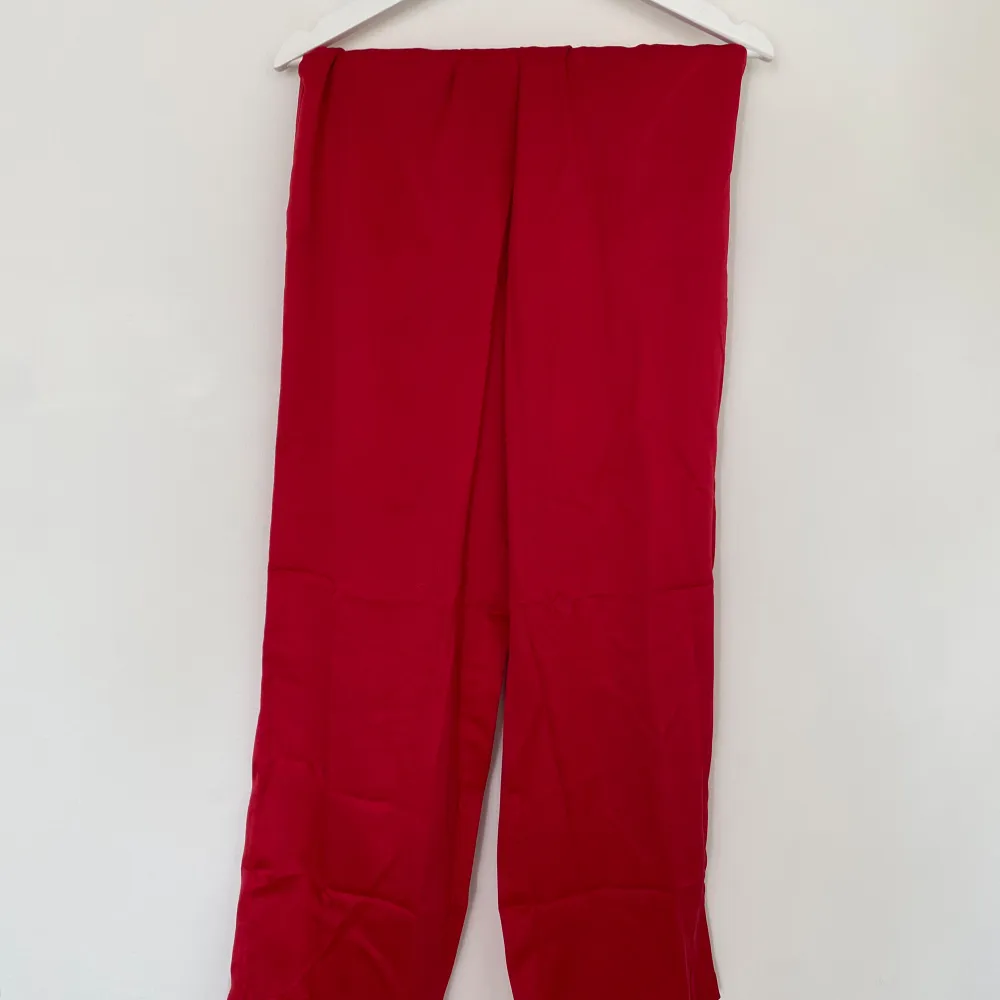 Ett rött loungeset aldrig använt, i silke. Kostymer.