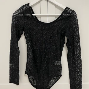 Black lace body suit - Bra skick. Storlek 36. Märke ICHI. 