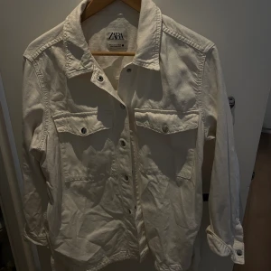 Vit jeansjacka  - Vårig vit Jeansjacka från zara