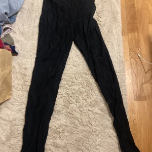 svarta byxor - - fladdriga byxor - knöggligt mönster  - bekväma - bra skick  - luftiga