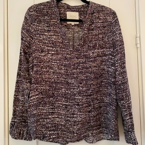 Mönstrad blus i viskos från Part Two i strl M - Mönstrad blus i viskos från Part Two i strl M.  Sparsamt använd och i väldigt fint begagnat skick.  Mått Över axeln: ca 43 cm Längd från axeln och ner: ca 64 cm  100% viskos  Kommer från ett djur och rökfritt hem.