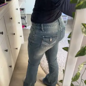 Hej! Jag säljer mina superfina jeans då dem är lite för långa. Super fint skick och dem är bara testade. 