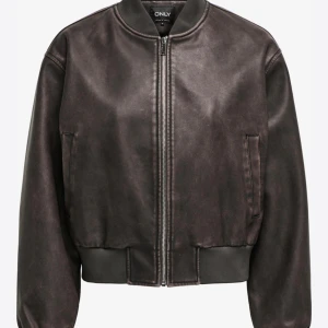 Bomberjacka skinnjacka - Bomberjacka i skinn/ pu- läder, storlek L för att få den oversized så är såå snygg på med mindre storlek! Använd 1 gång